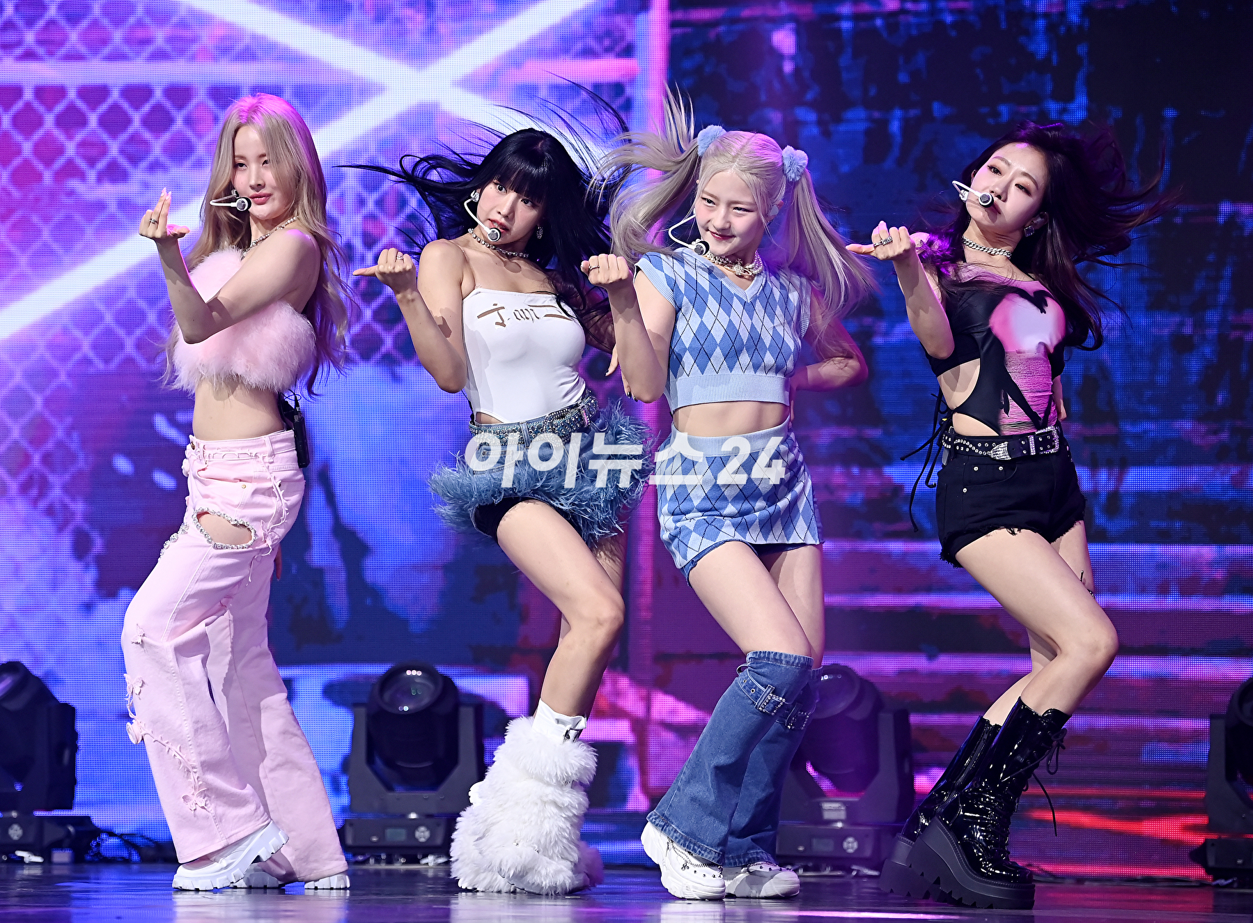 그룹 키스오브라이프가 5일 오후 서울 광진구 예스24 라이브홀에서 열린 첫 미니 앨범 'KISS OF LIFE' 쇼케이스에서 무대를 선보이고 있다. [사진=곽영래 기자]