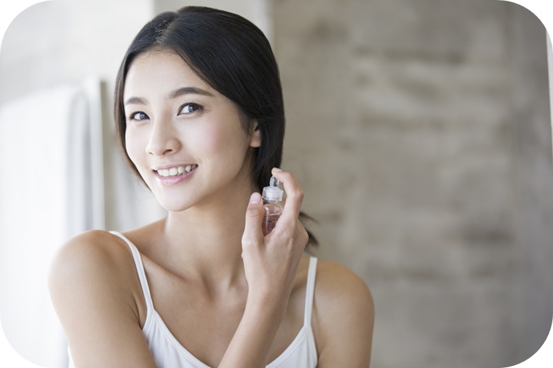 젊은-동양-여성-목-향수-미스트-분사중