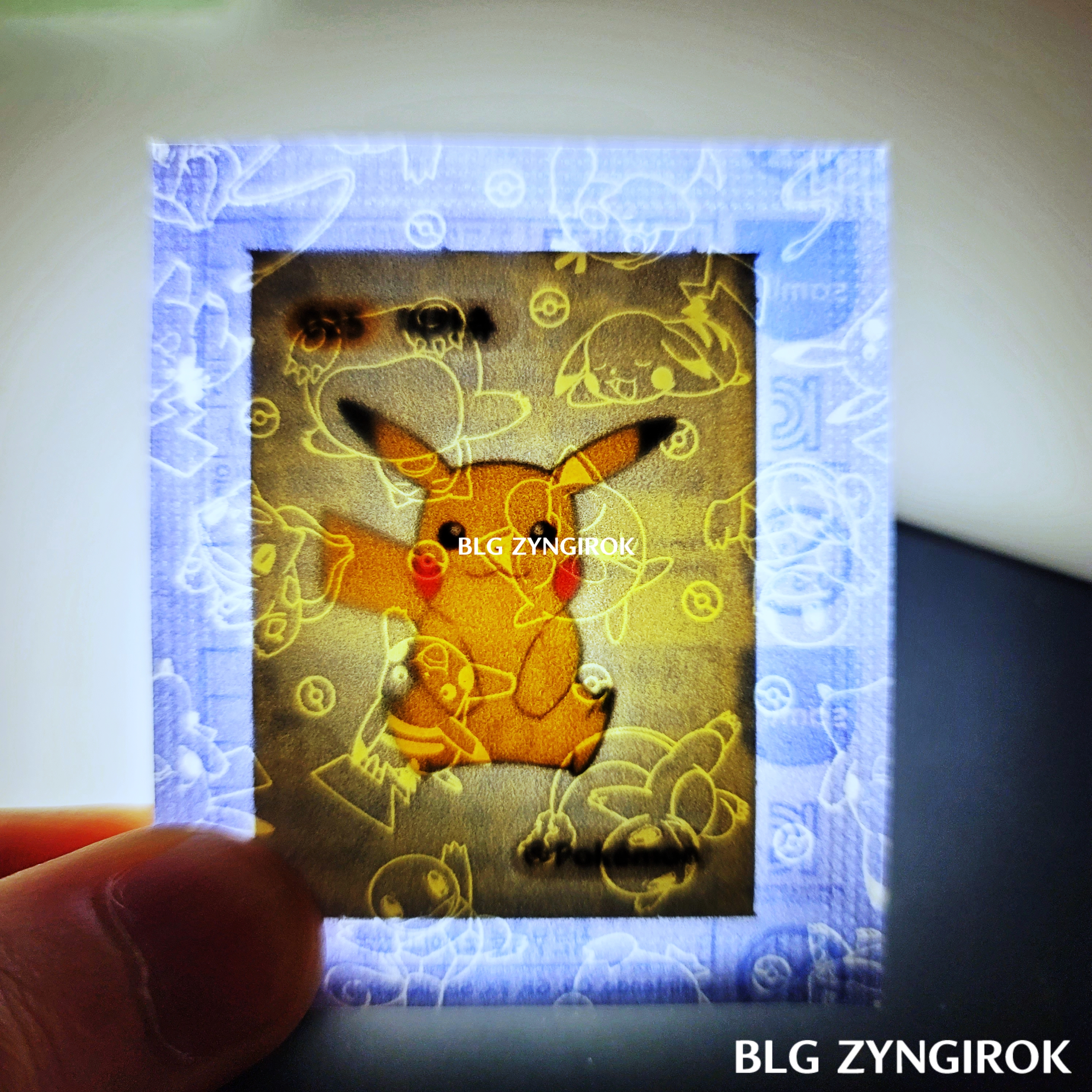 띠부띠부씰-피카츄를-들고있다.