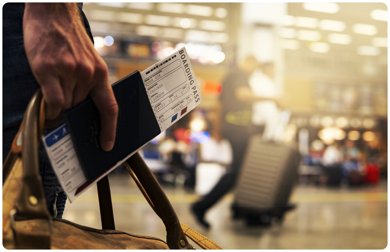 여행 티켓과 여권
