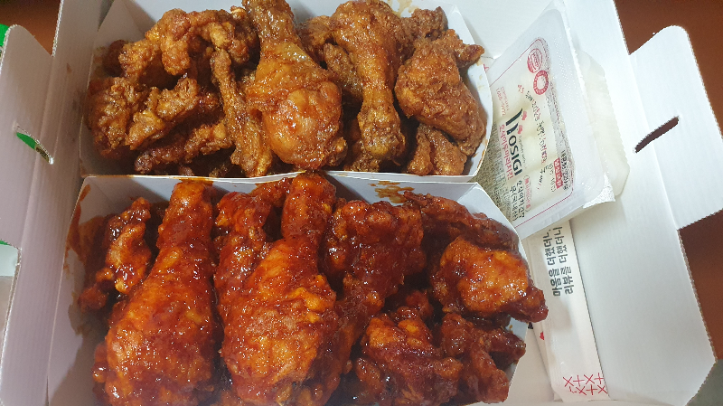 호식이 두마리 치킨, 매운간장, 땡초불꽃, 치킨무, 젓가락 모습