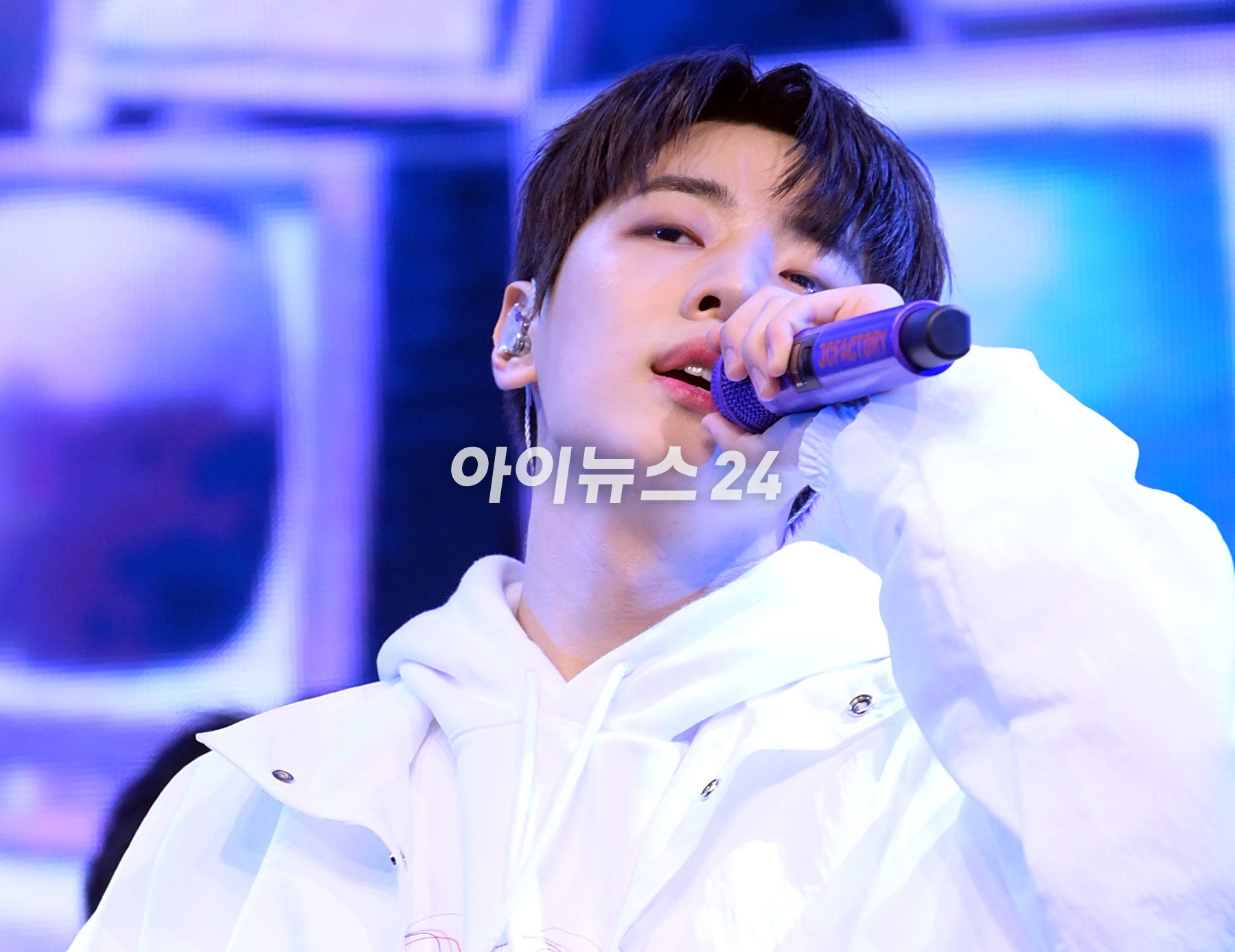 가수 재찬이 6일 오후 서울 광진구 예스24라이브홀에서 열린 DKZ 재찬의 첫 번째 미니앨범 '제이씨팩토리(JCFACTORY)' 발매 쇼케이스에 참석하고 있다. [사진=정소희 기자]