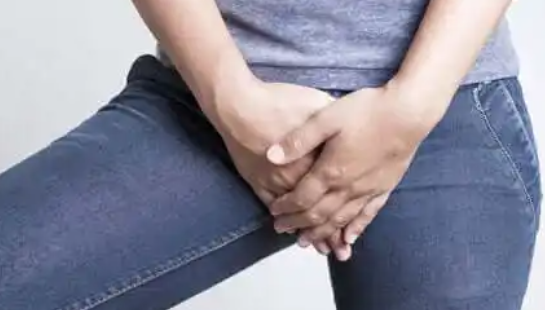 사타구니-가리고있는-청바지-여자