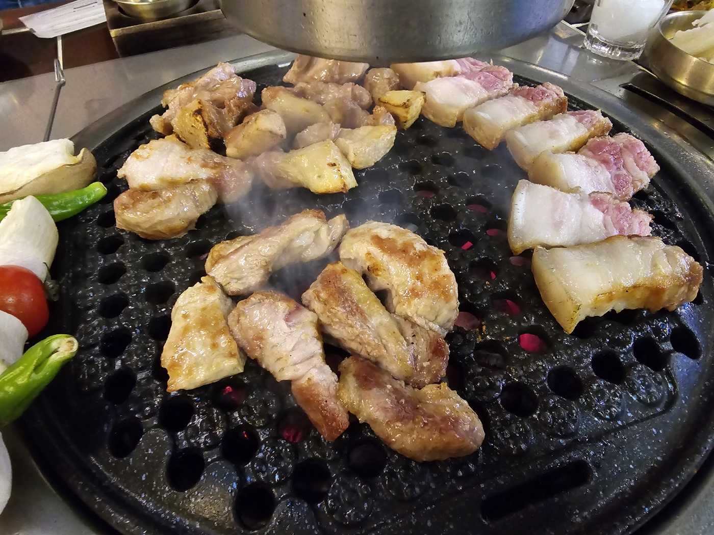 맛있게 구워지고있는 흑돼지고기에요