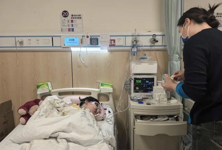 수술 후 9세 여아가 식물인간으로&hellip; 가족이 병원을 상대로 250만 위안 손해배상 청구