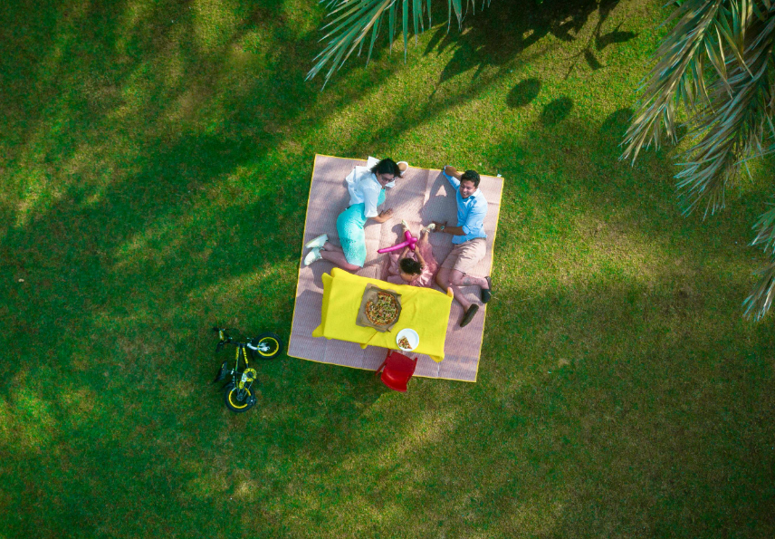 가족들이 소풍을 즐기는 모습