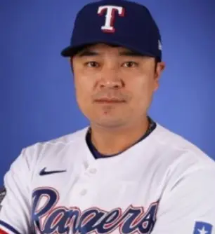 연금-흰유니폼을 입고 팔짱을끼고 있는 추신수