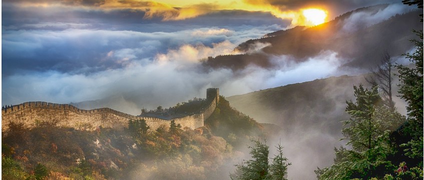 중국의 만리장성이 산줄기를 따라 길게 뻗어 있는 사진