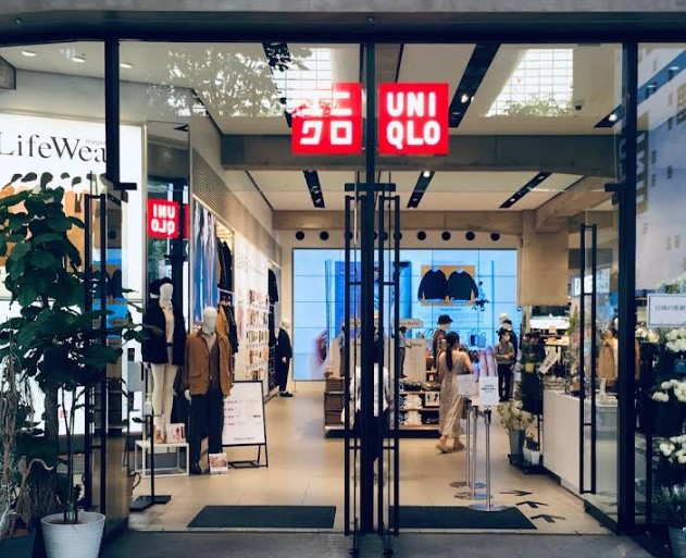 유니클로 매장 입구 사진