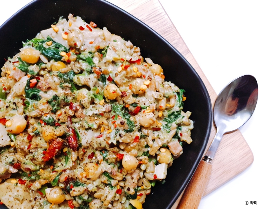 먹음직스럽게 완성된 다이어트 닭가슴살 크림리조또 요리