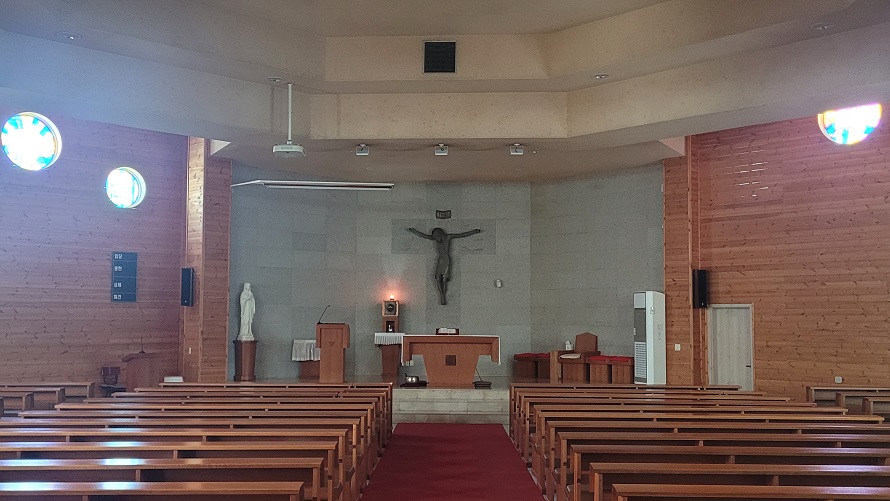 해군중앙성당 성전 안 사진입니다.