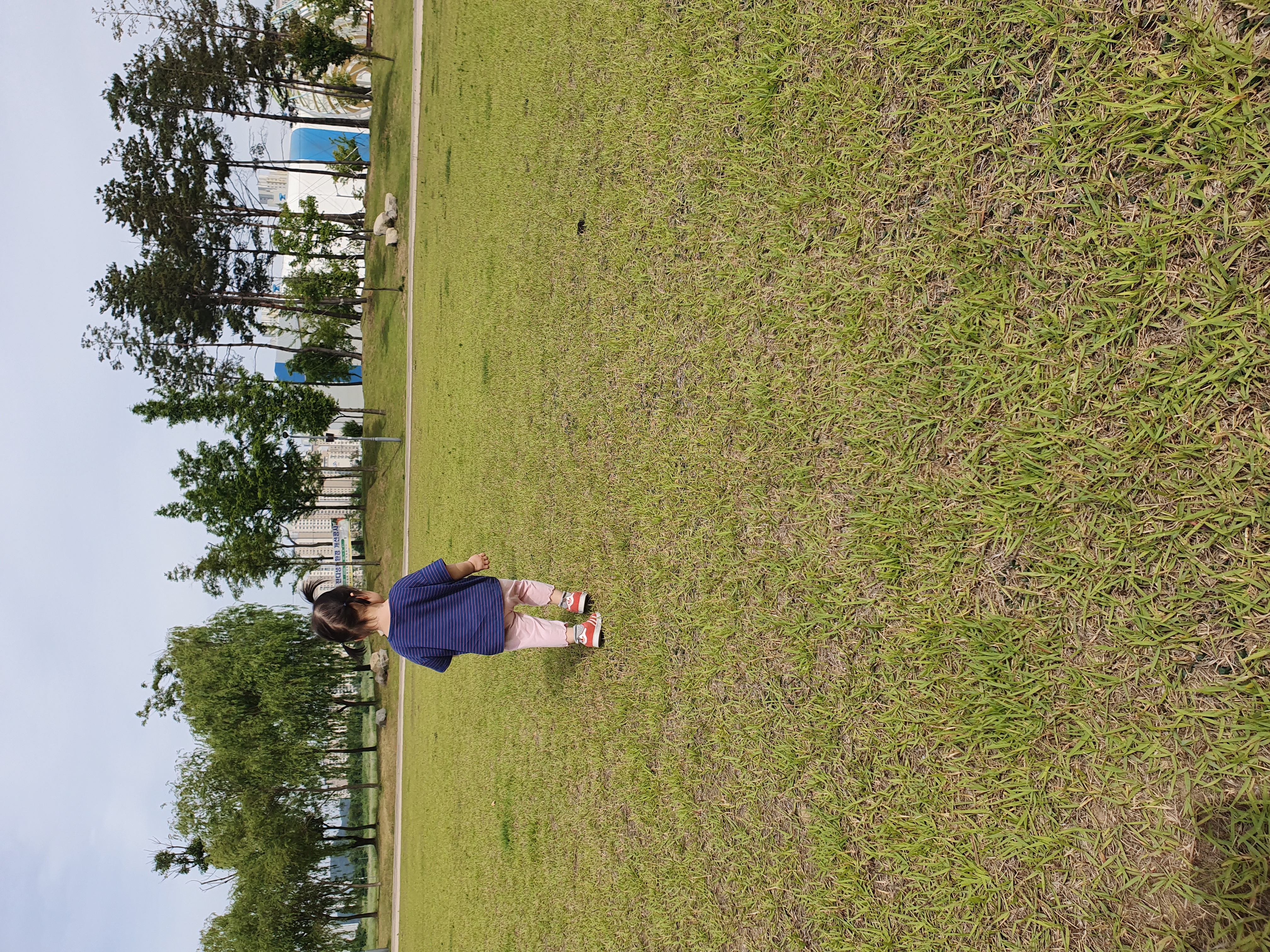 늘 아이를 지켜보면 기다려주는 엄마의 시선에서 아이 뒷모습을 보는 이미지