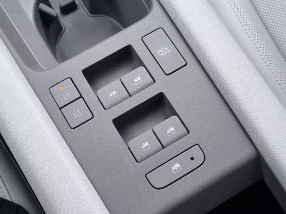 창문 열림/닫힘, 문 잠금 버튼이 센터 콘솔에 모였습니다.