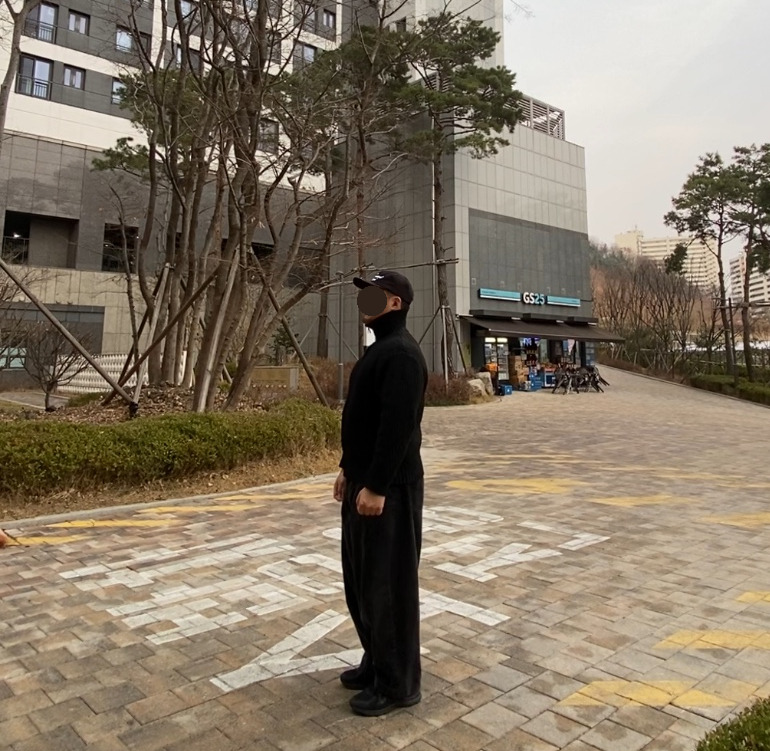 데일리룩('26.3.20.)에페 EEFE 빈티지 할리우드 스타 볼캡, 르마드 에어울 하이넥 사선 집업 니트 블랙 카디건, 무신사스탠다드 와이드 벌룬 팬츠, 아식스 조그 100 블랙