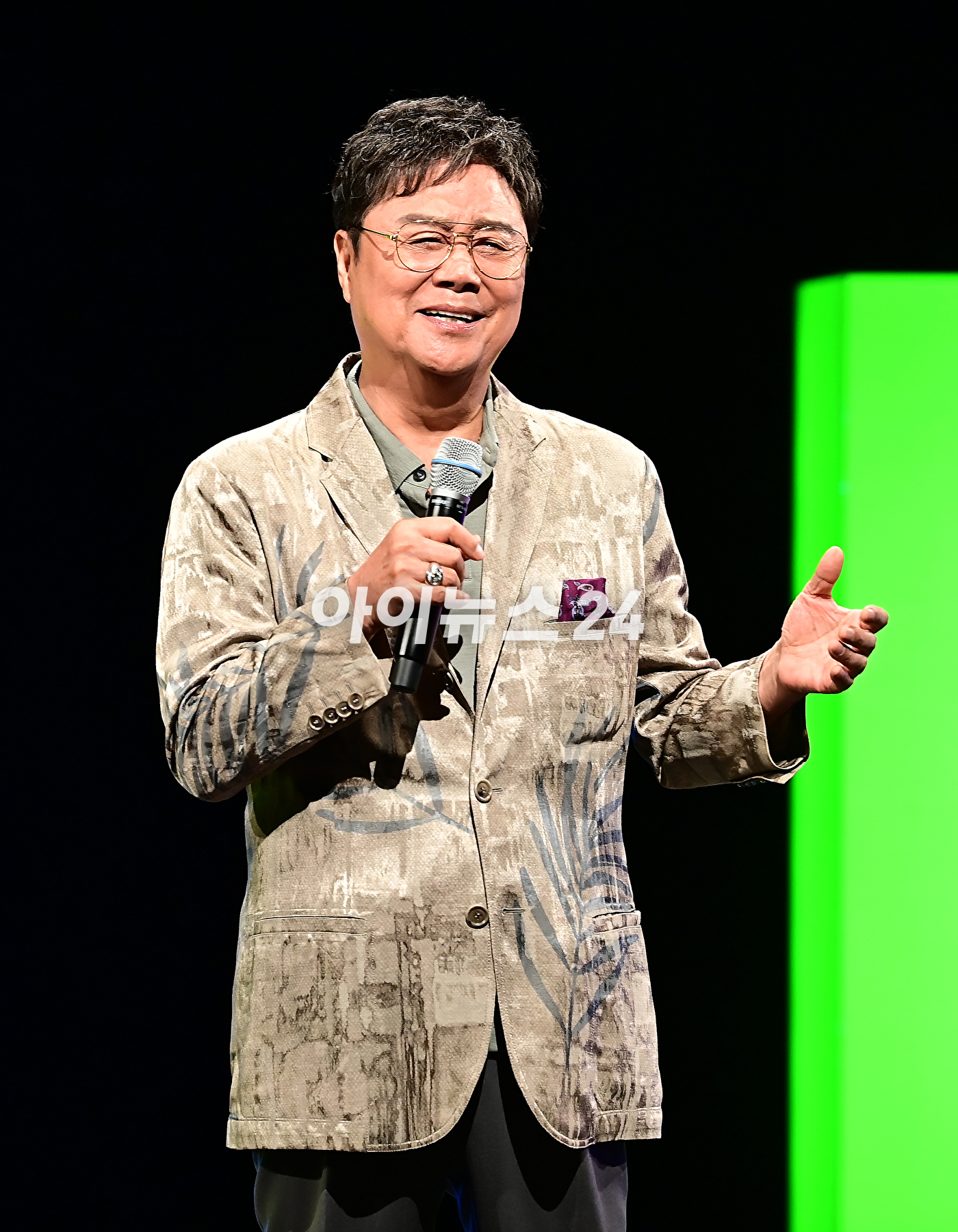 가수 남진이 13일 오후 서울 마포구 YTN홀에서 열린 신곡 쇼케이스에서 기념촬영을 하고 있다. [사진=곽영래 기자]