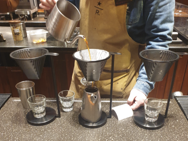 바리스타가 New Year Citrus Double Bus을 추출하는 모습