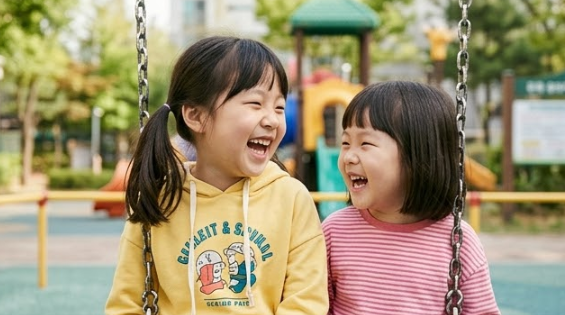행복하게 웃고 있는 아이들의 일상