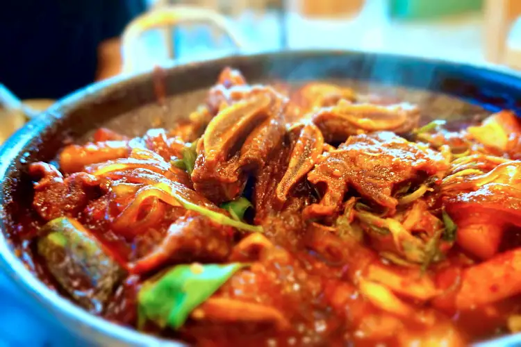 전국 택배 온라인 전화 주문 가능 가마솥에 3일간 푹 고은 한우 사골 곰탕, 매콤 칼칼한 곱창전골, 매운 소곱창 갈비찜 맛있는 식당 여주 여주아울렛 맛집 서민갑부 388회 방송 정보