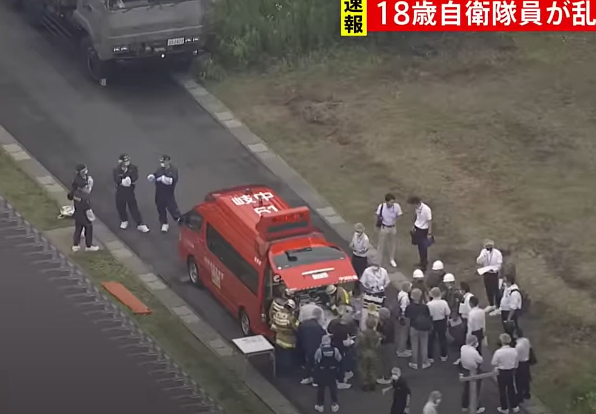 부상자와 사망자를 엠블런스로 옮기고 있다