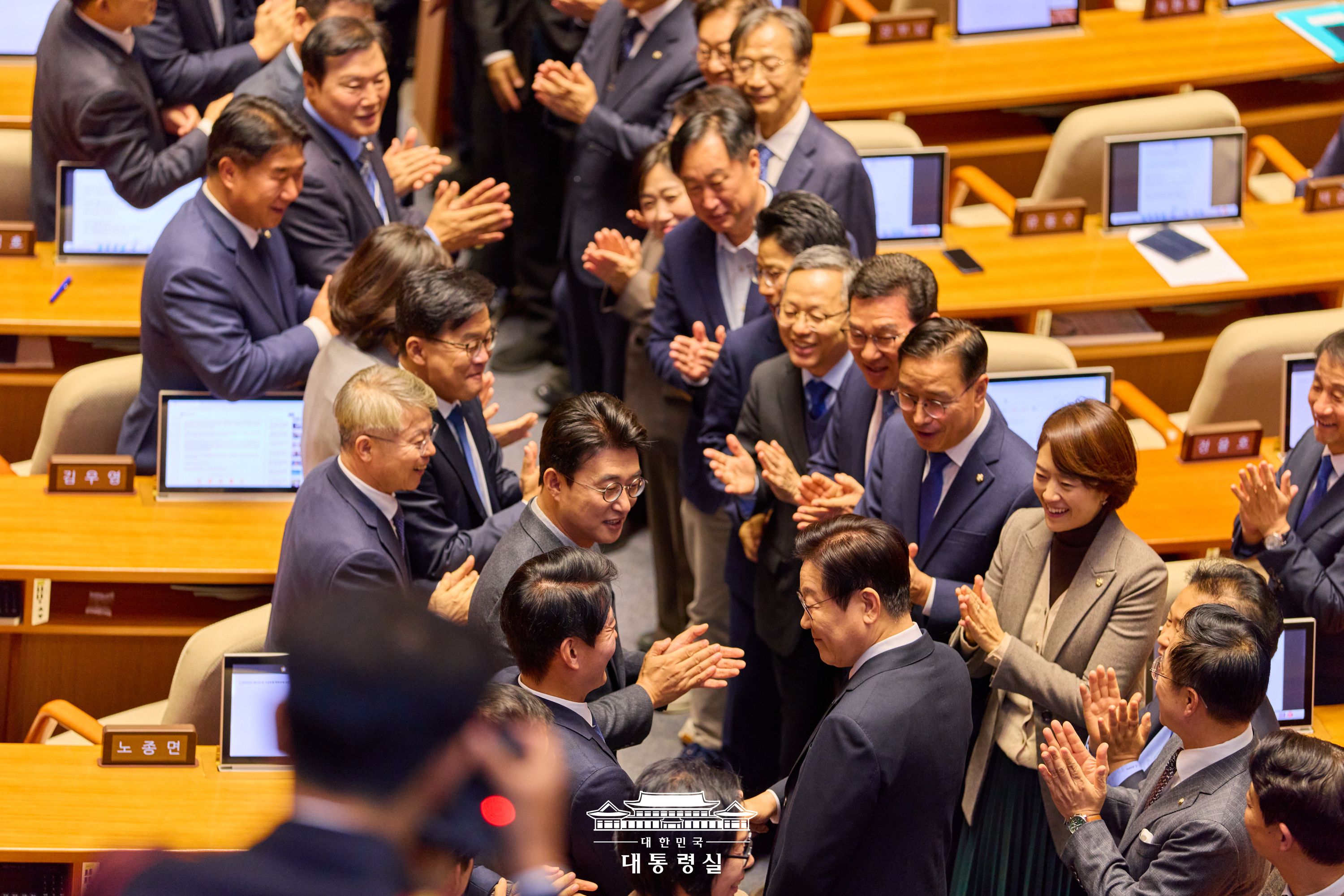 여론조사 분석 히어로 이미지(교체)