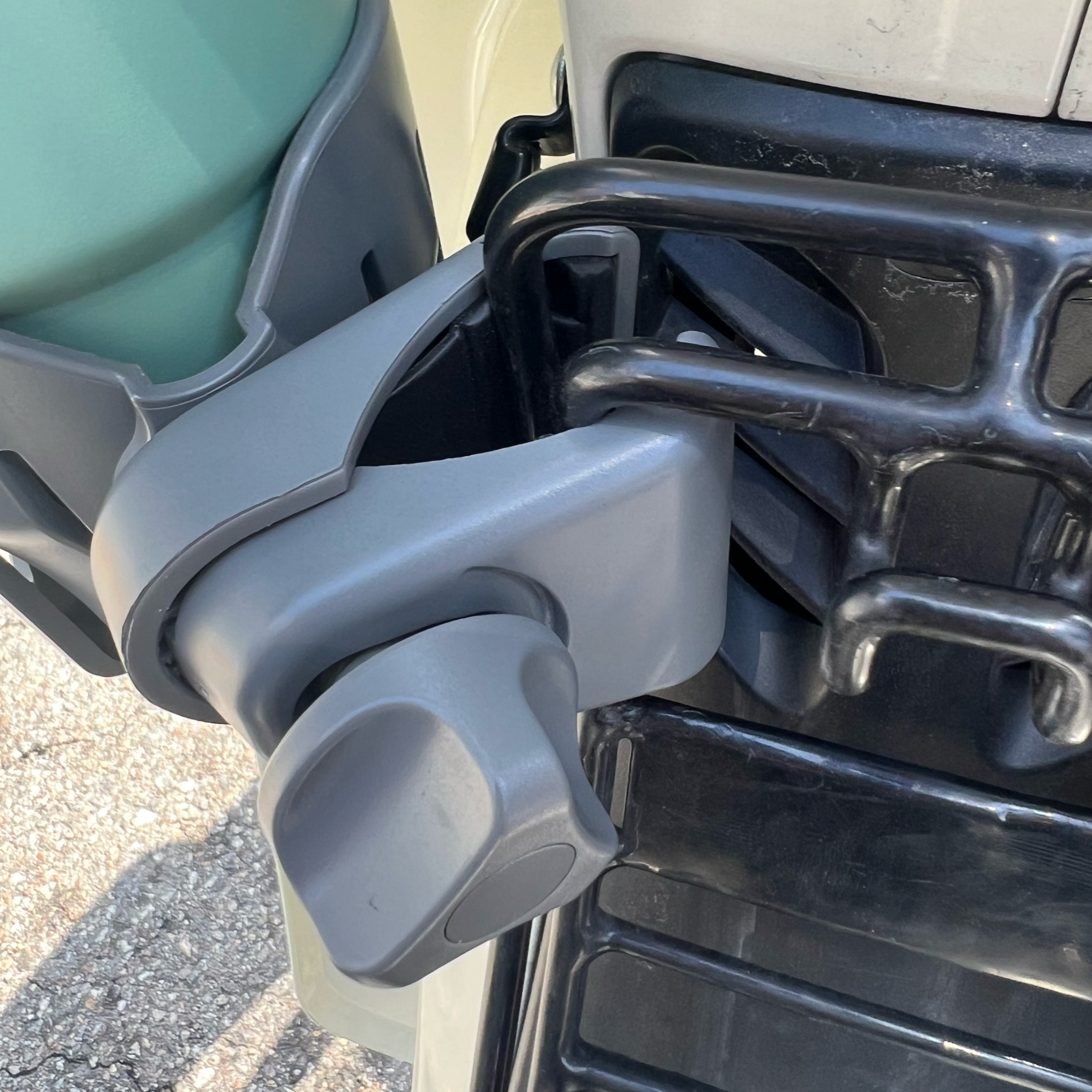 슈퍼커브 21년식 베트남캐리어에 유모차컵홀더 장착사진(클램프 부분)