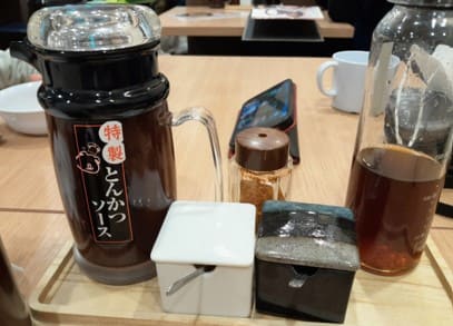 소스들이 작은 통 위에 올려져 있다.