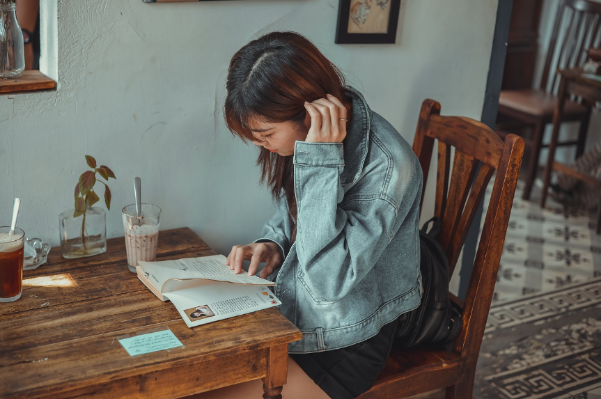 북카페 독서 이미지