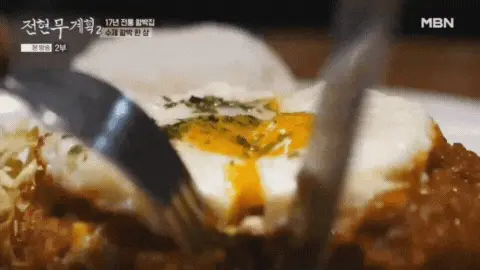 수제-튀김함박을-가르자-그-사이로-패티-위에-얹어진-달걀-노른자가-촤르르-흘러-내리는-모습
