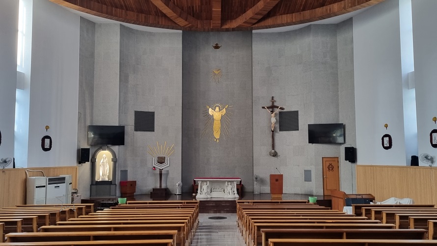 부산 다대성당 제대, 제단, 십자고상, 감실 사진입니다.