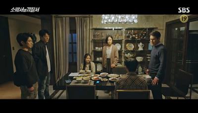 여고생 가족의 저녁 식사 자리에 찾아간 진호개와 범인으로 지목 받은 여고생 오빠의 모습