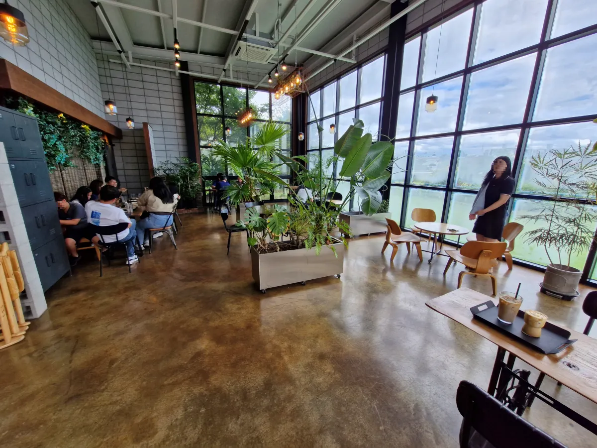 카페매장-내부-모습-의자와-책상-배열된-모습