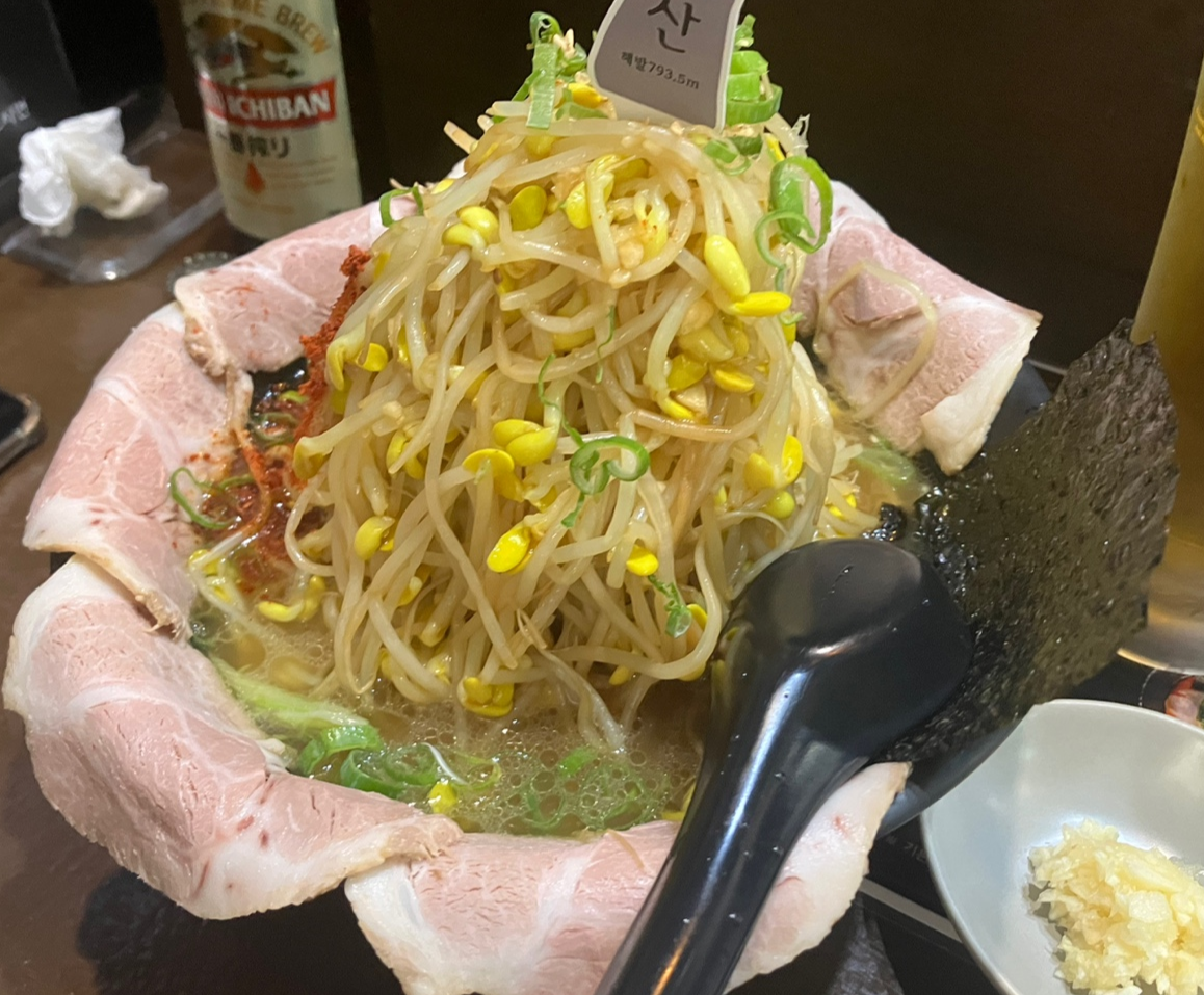 테두리를 둘러싼 고기가 예뻐요 ㅋㅋ