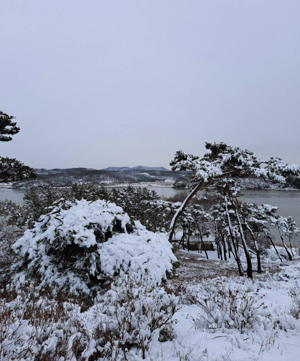 광성보 앞 배경
