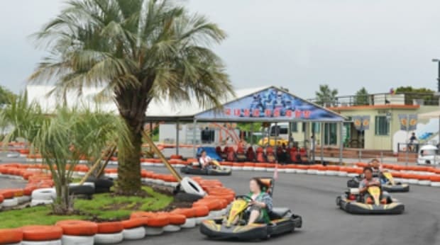 제주 레포츠 랜드의 카트 체험을 즐기는 모습