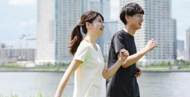 걷고 있는 남녀