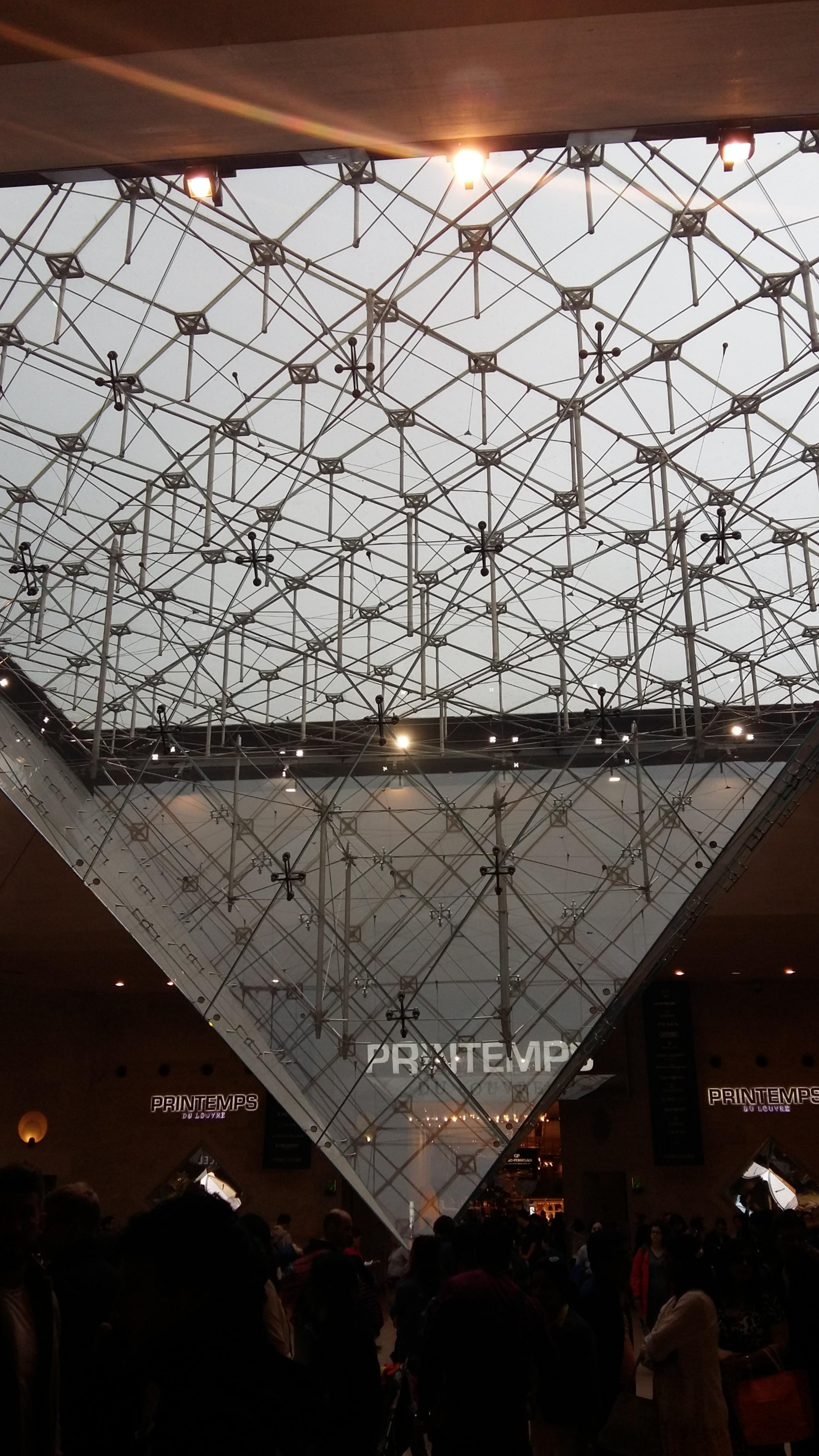 프랑스 파리 루브르 박물관 랜드마크 아래