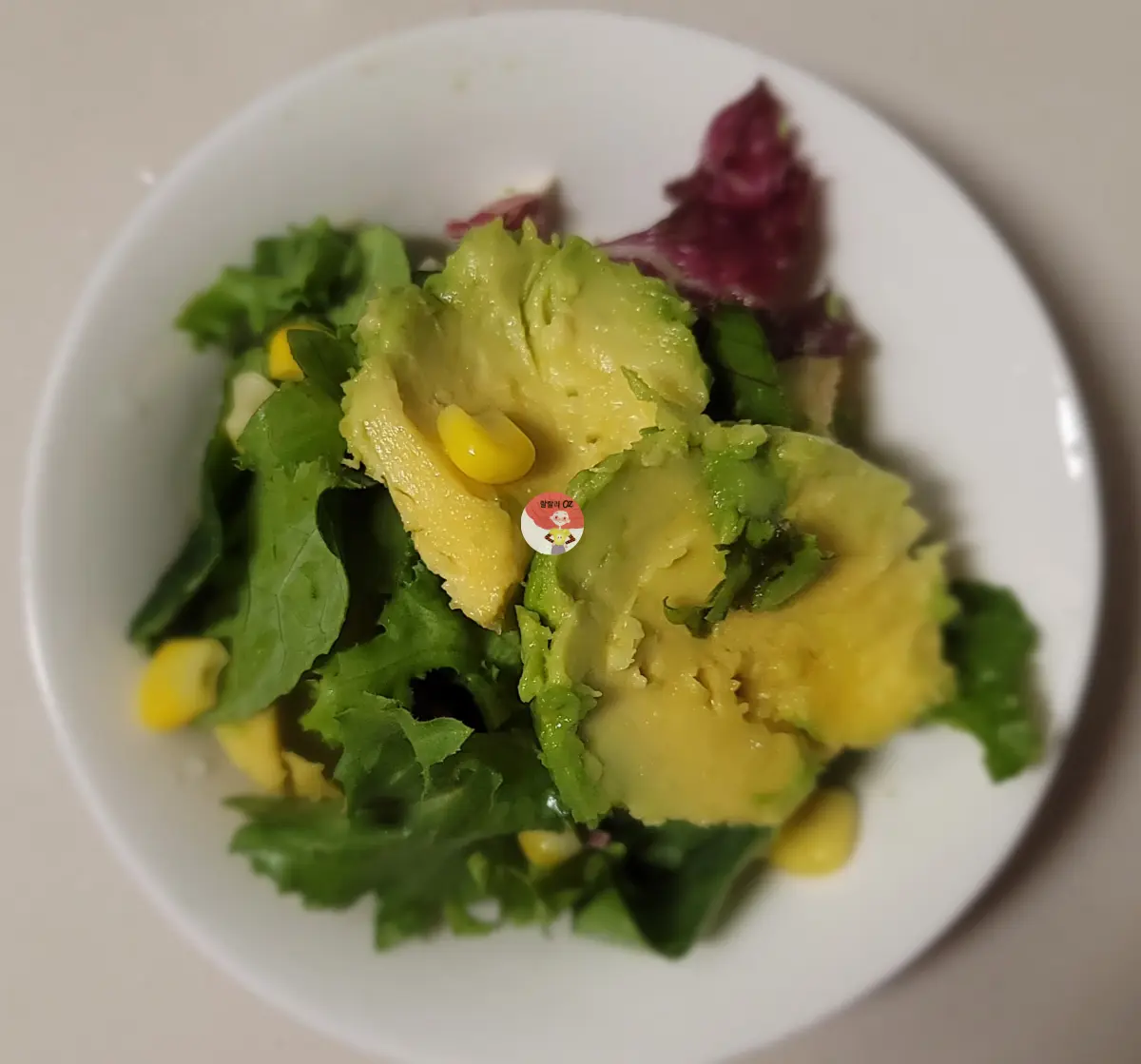 바로먹는-후숙-아보카도랑-다양한-샐러드를-앞접시에-나눠서-담음