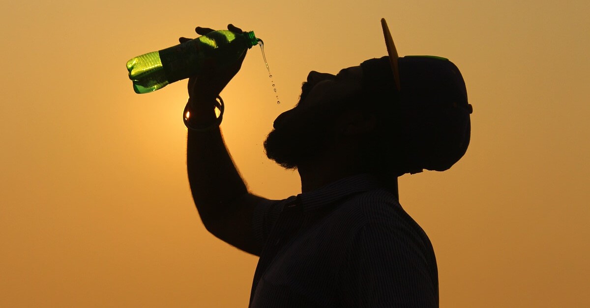간헐적 단식 중 수분 섭취를 하는 남성의 실루엣 이미지
