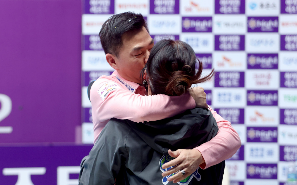 PBA투어 우승후에 부인에게 기쁨의 키스를 하고 있는 마민캄(마민껌) 선수