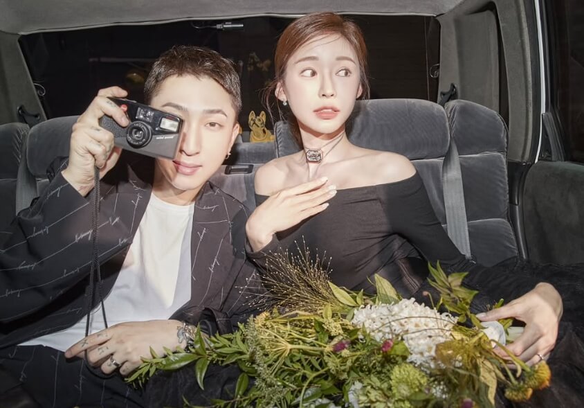 카메라를들고있는남성과-머리묶은여성의모습