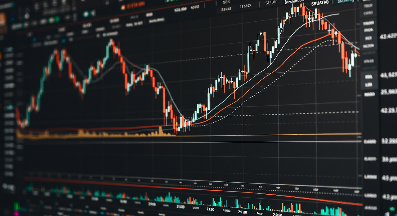 이동평균선과 지지/저항선을 강조하여 보여주는 컴퓨터 화면에 나타난 상세한 카카오주식 기술 분석