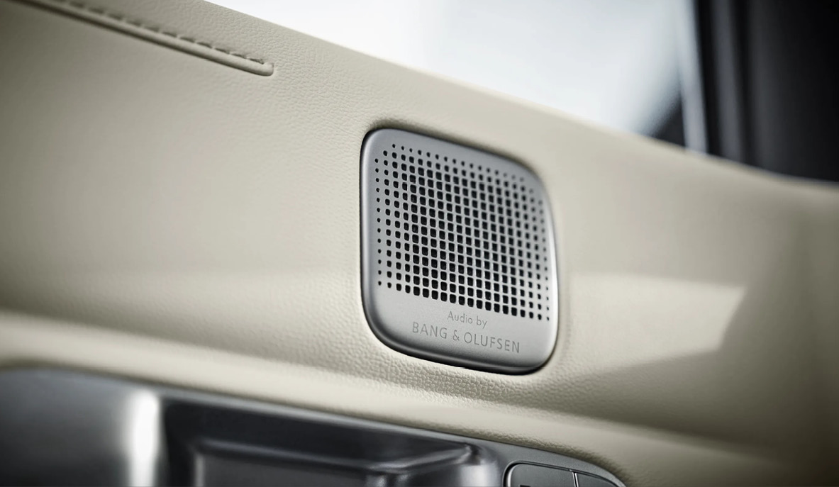 첨단 인테리어와 프리미엄 사운드 시스템