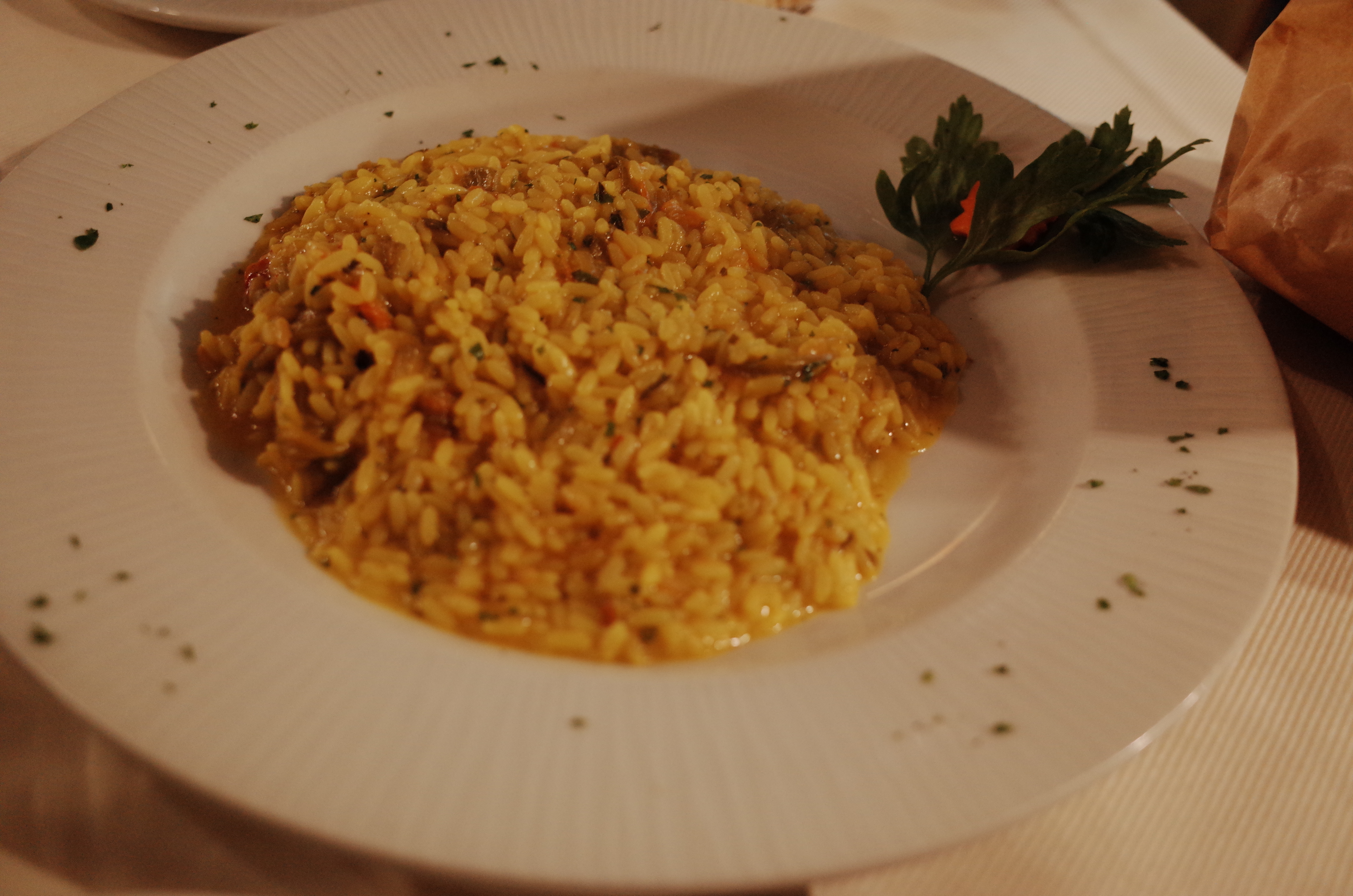 고기와 함께 나온 리소토 요리의 디테일한 사진