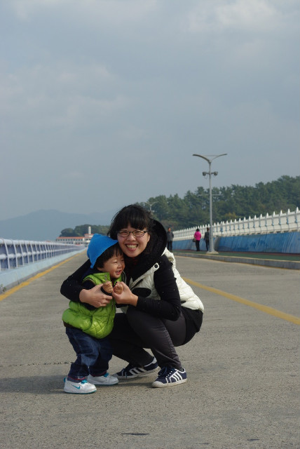 길위에 아기와 엄마