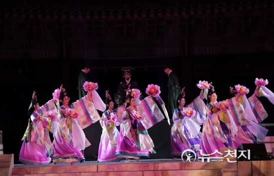 연화대무를 추고 있는 모습