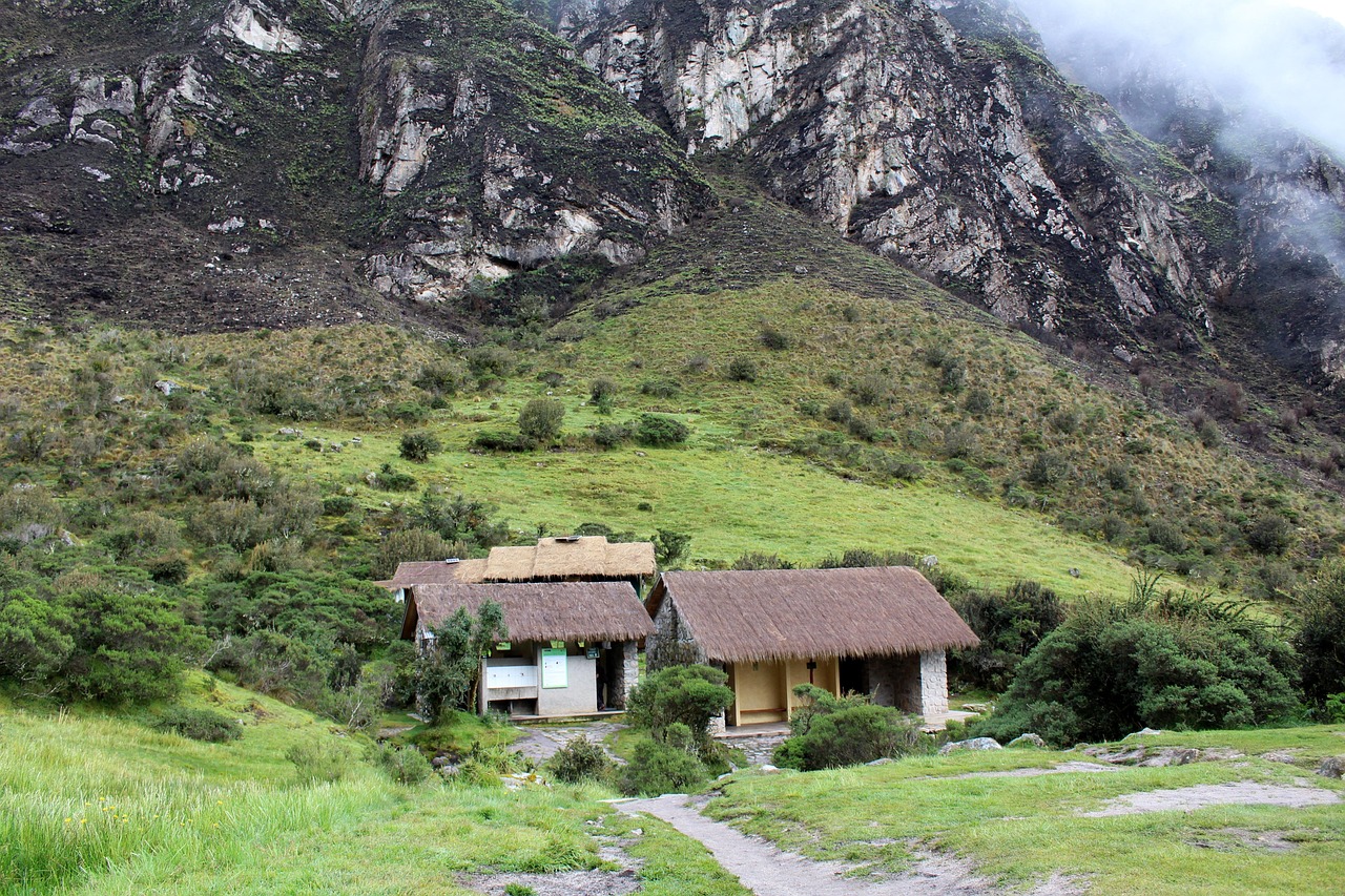 mountain cabin in fog 관련 사진