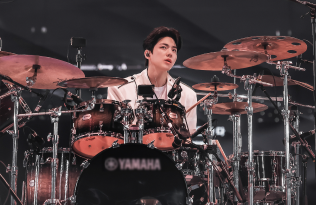 데이식스 막내 도운의 공연 모습