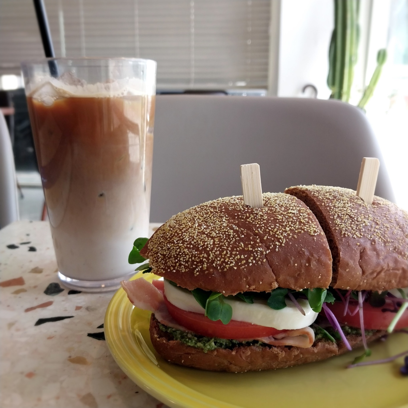 바질토마토 모짜렐라 샌드위치 & 아이스라떼