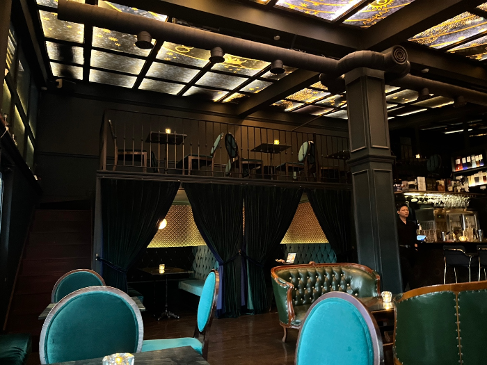 2층 좌석과 커텐 좌석