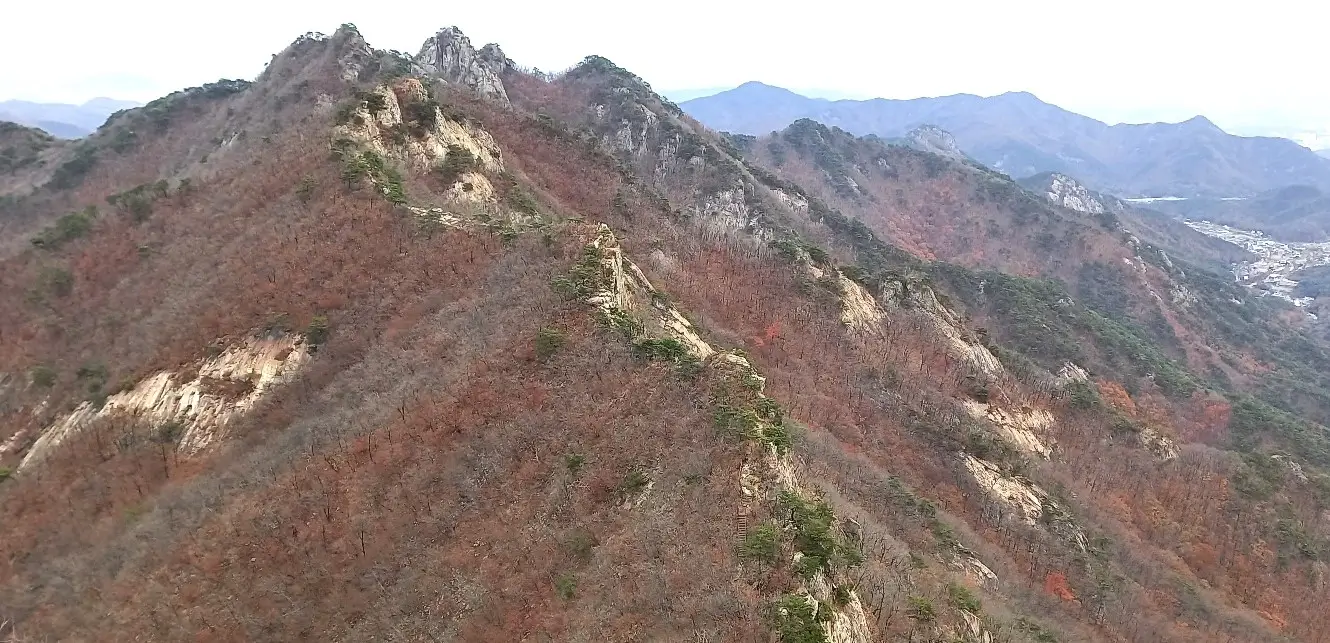 계룡산 능선의 자연암릉 모습